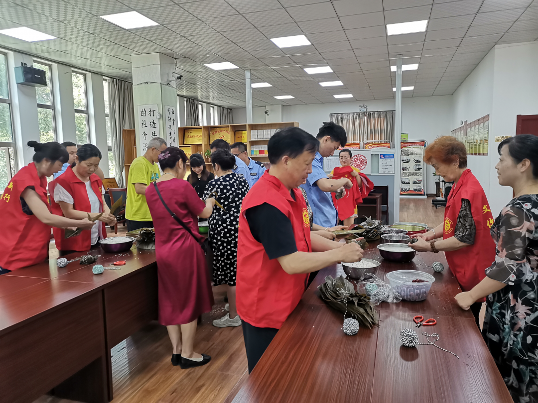制香囊，包粽子，端午文化活动增进邻里情