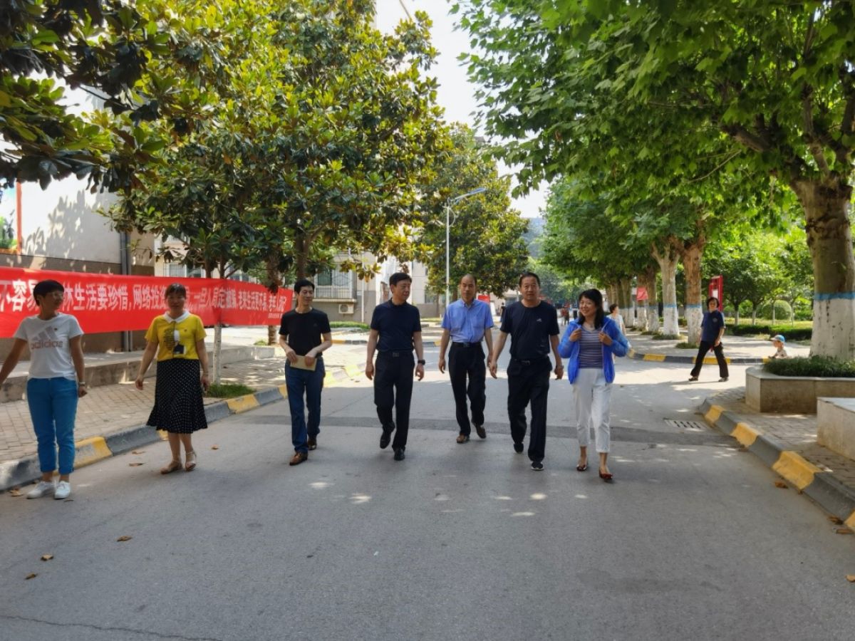 凌云社区为民办实事 ---端午送爱心   情系困难户