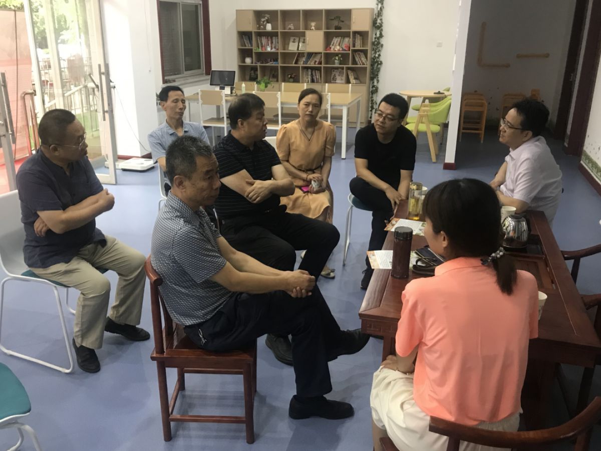 区人大张主任一行 到社区调研老年人日间照料中心