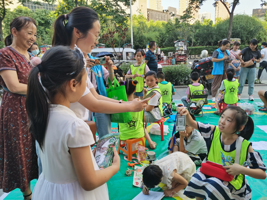 【新时代文明实践】小小红领巾 慈善义卖献爱心