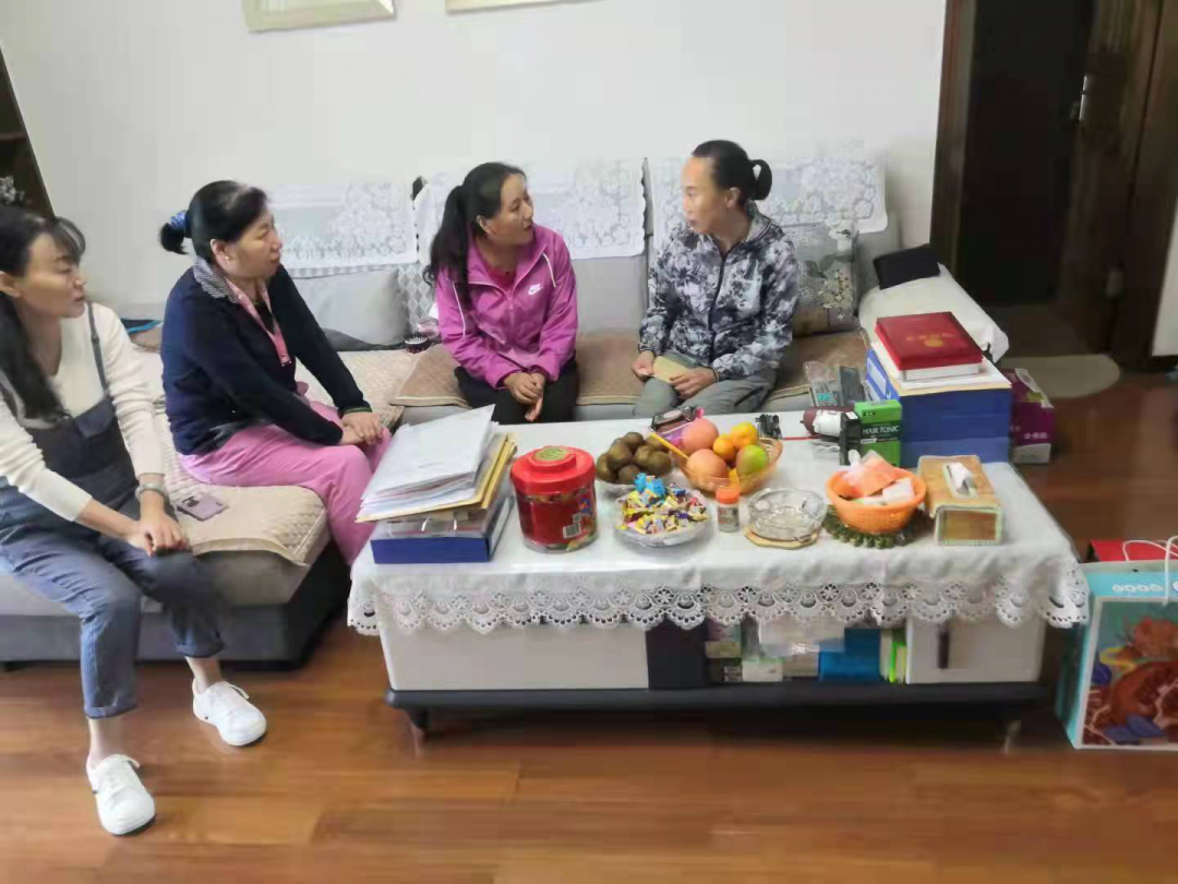 和谐路社区对辖区内失独家庭进行慰问