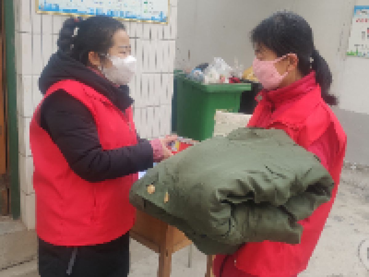 暖心！棉衣送给坚守防控卡点的志愿者 