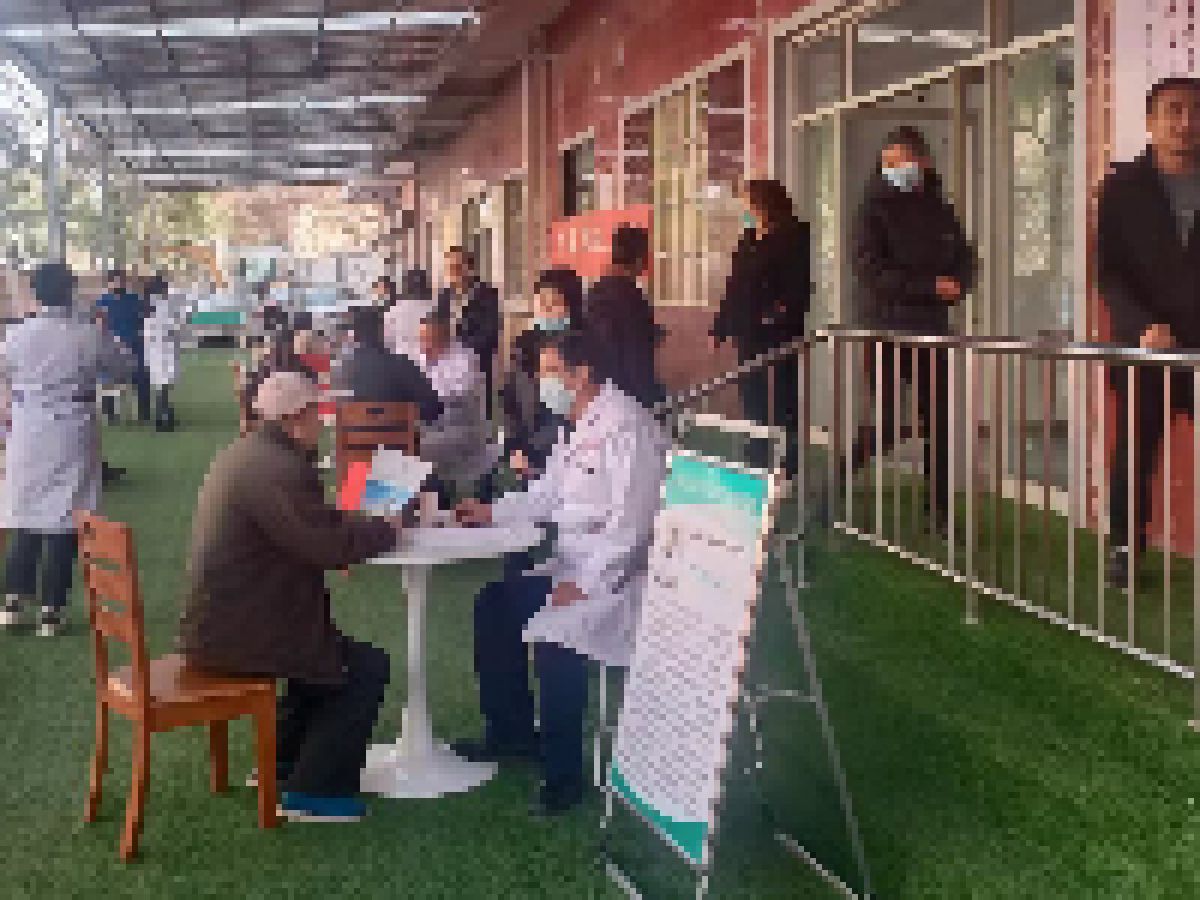 弘扬雷锋精神 爱心义诊暖人心