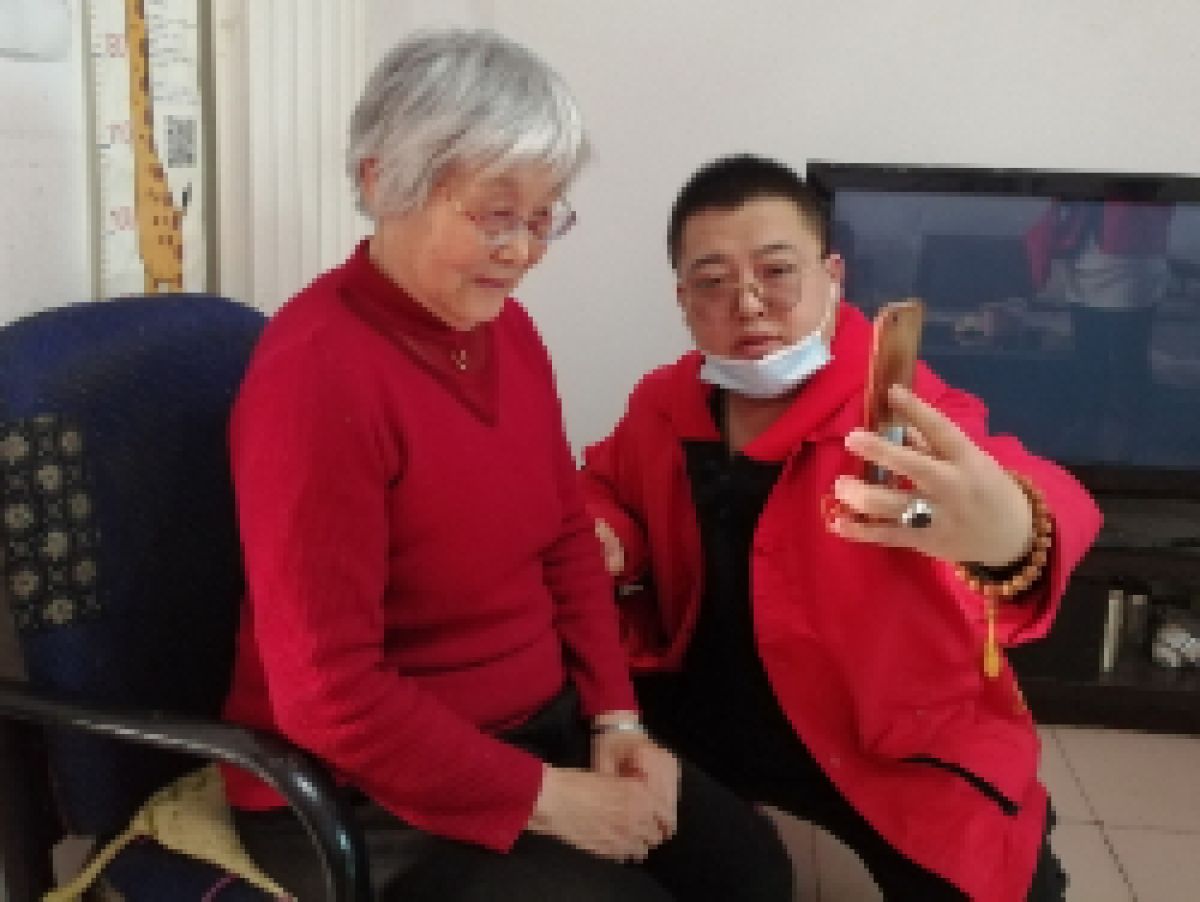 凌云社区“学雷锋日”开展志愿上门服务活动