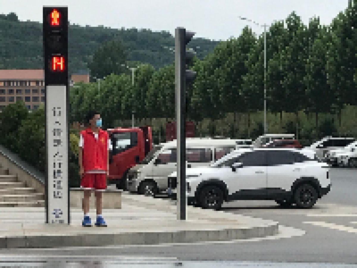 相杨路社区组织青少年志愿者开展文明交通引导活动