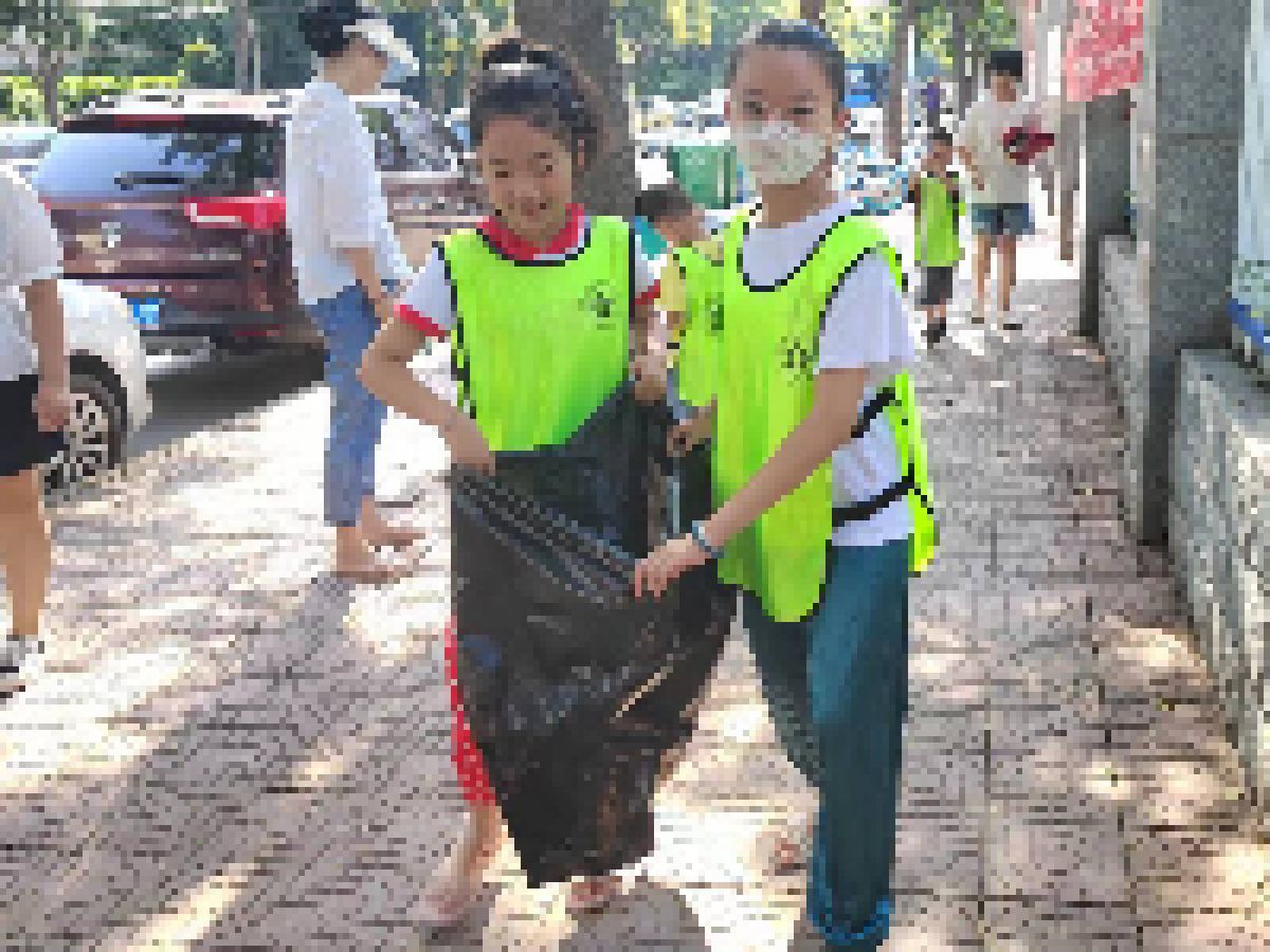 社区来了小小“清洁工”