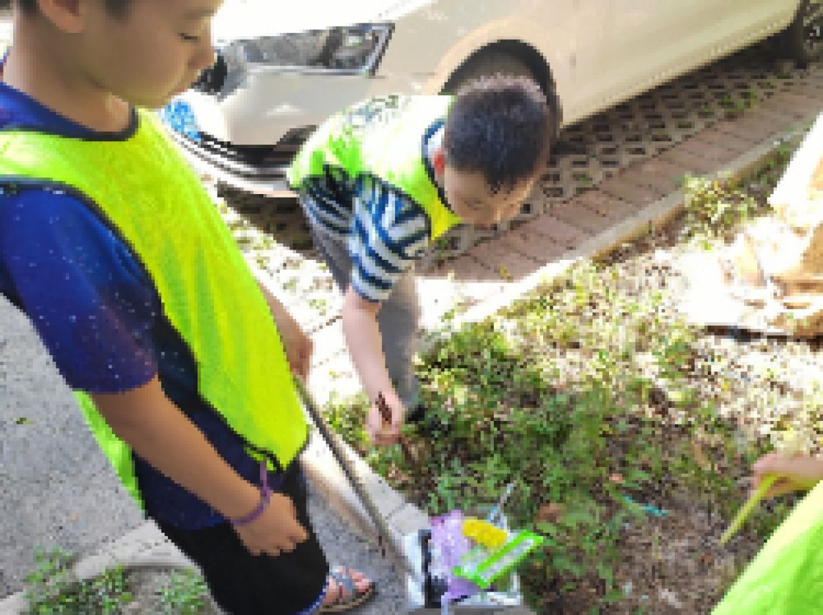 川陕路社区“爱护环境 从我做起--捡拾白色垃圾” 活动简报