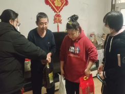 社区新春送关怀 岁寒情深暖民心