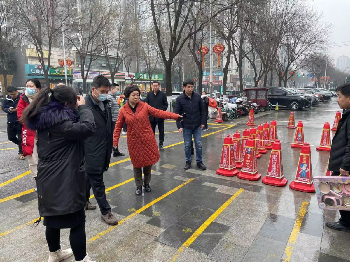 欢迎领导到高山流水社区检查工作