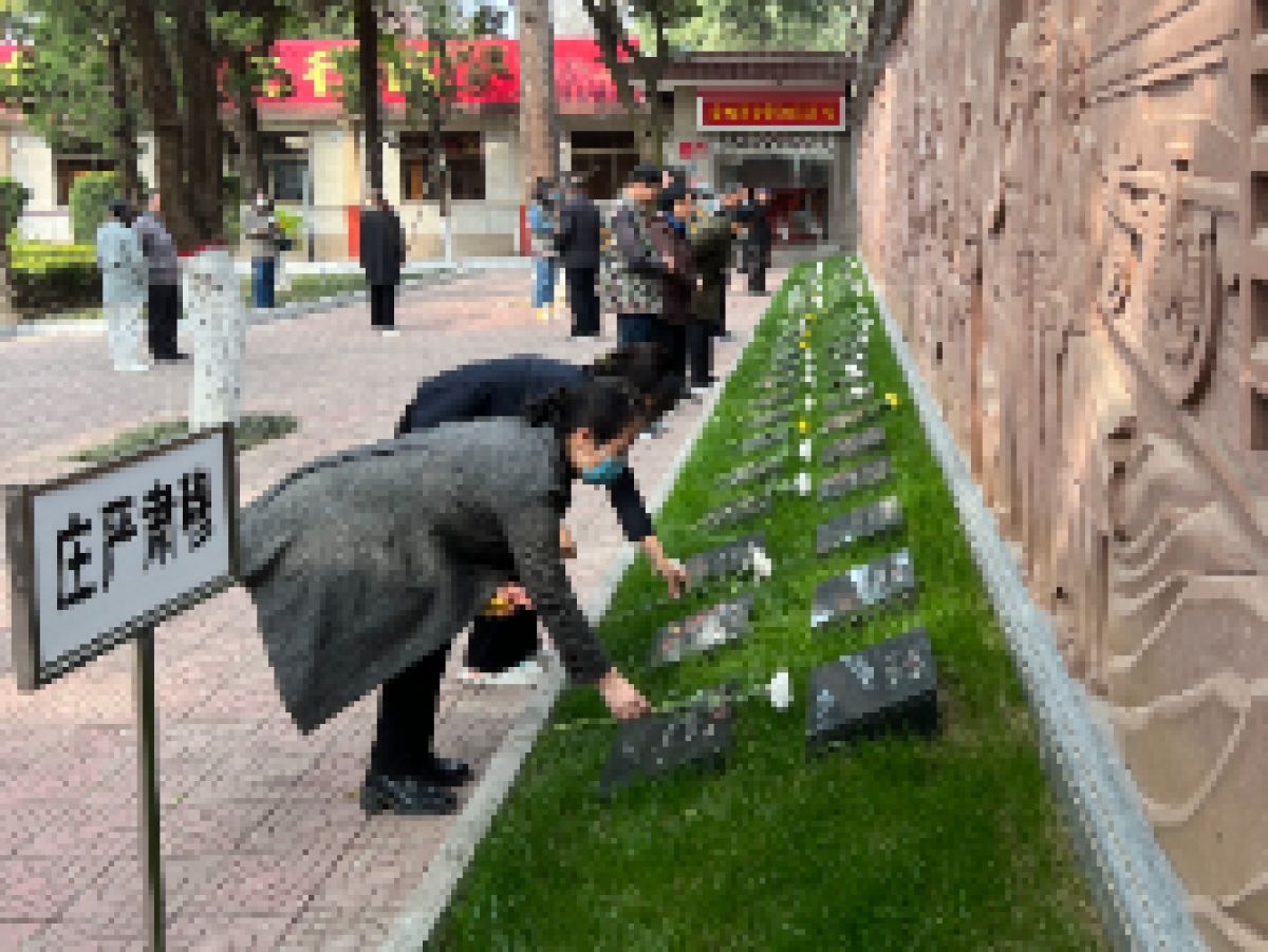 公园路社区新时代文明实践站清明节祭扫宝天铁路英烈纪念碑