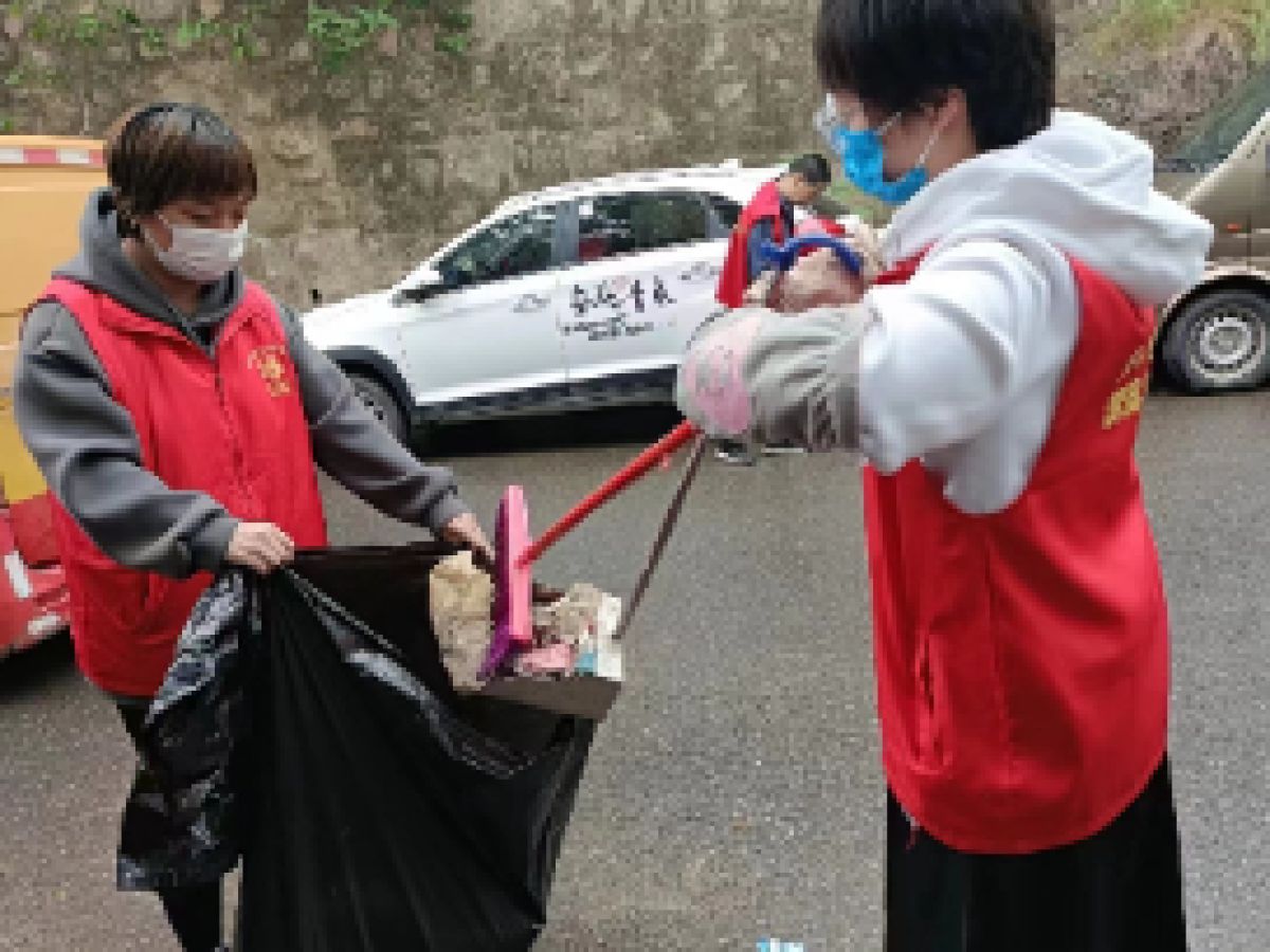 [美丽型社区]相杨路社区开展背街小巷环境卫生集中整治活动