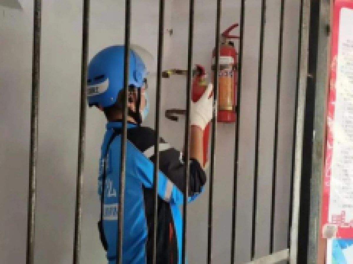 骑士更换灭火器 筑牢安全屏障强