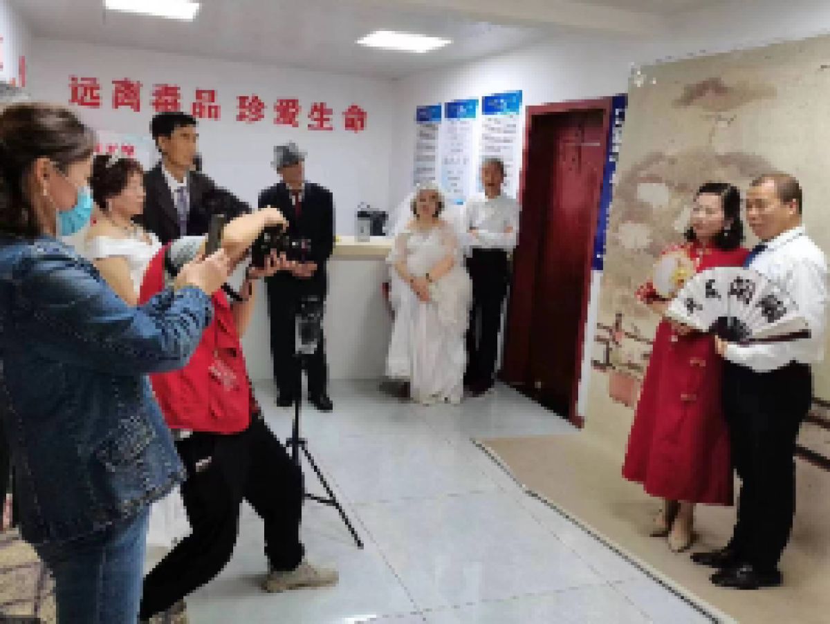 【新时代文明实践】 时光记忆  幸福留影 ——广元路南社区联合公益组织团队免费婚纱摄影活动