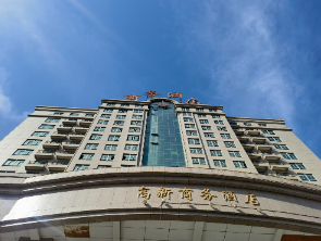 我为群众办实事：拆除高层广告字 消除安全隐患