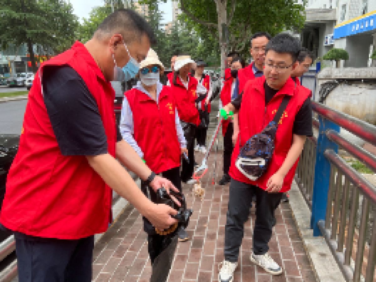 【美丽型社区】组织志愿者开展“三边一口”环境卫生整治