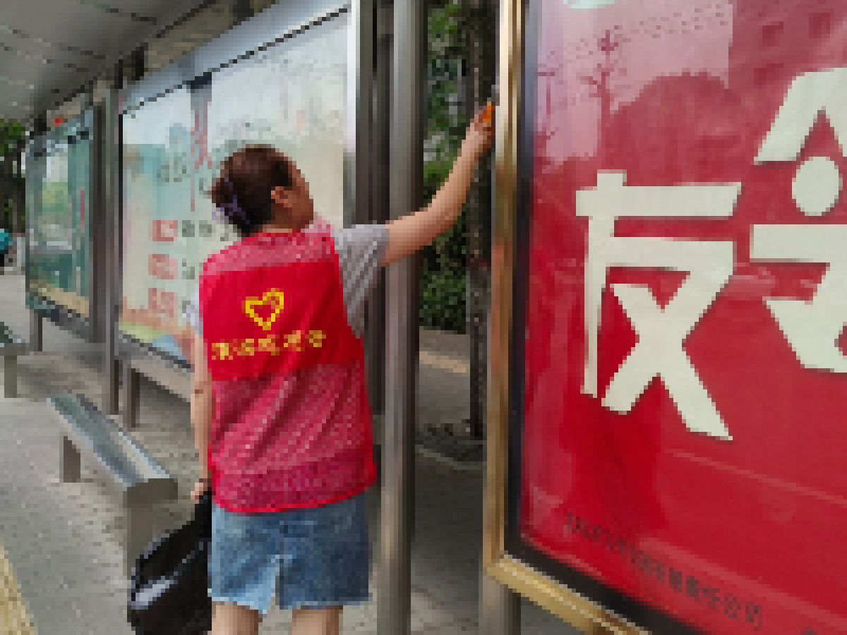 【公园路社区新时代文明实践站】开展公交站点及周边环境卫生整治活动