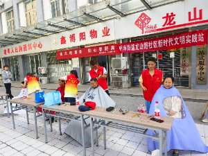 新时代文明实践站开展“炎热三伏天，理发送清凉、义诊送健康”志愿服务活动
