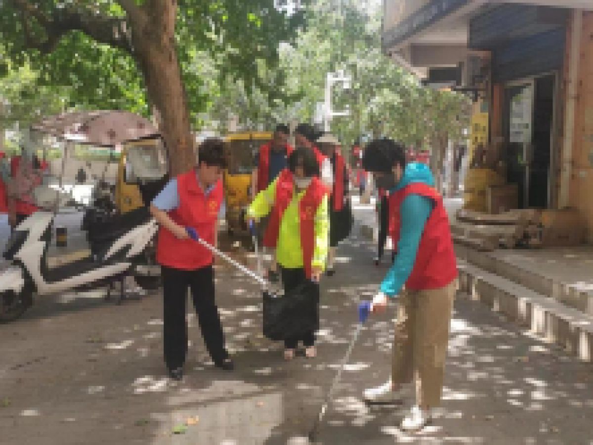 【美丽型社区】开展背街小巷环境卫生整治活动
