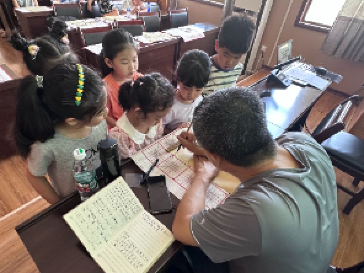 公园路社区新时代文明实践站开展“书香笔墨”暑期少儿书法公益课