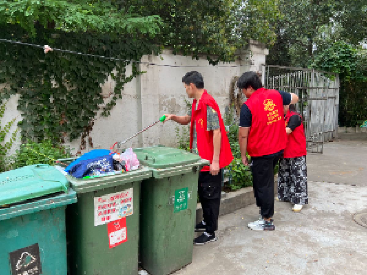 【美丽型社区】组织开展老旧小区环境卫生整治活动