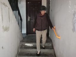 【幸福型社区】门口“搭把手”  出行更安全—金陵新村社区为老旧小区安装扶手