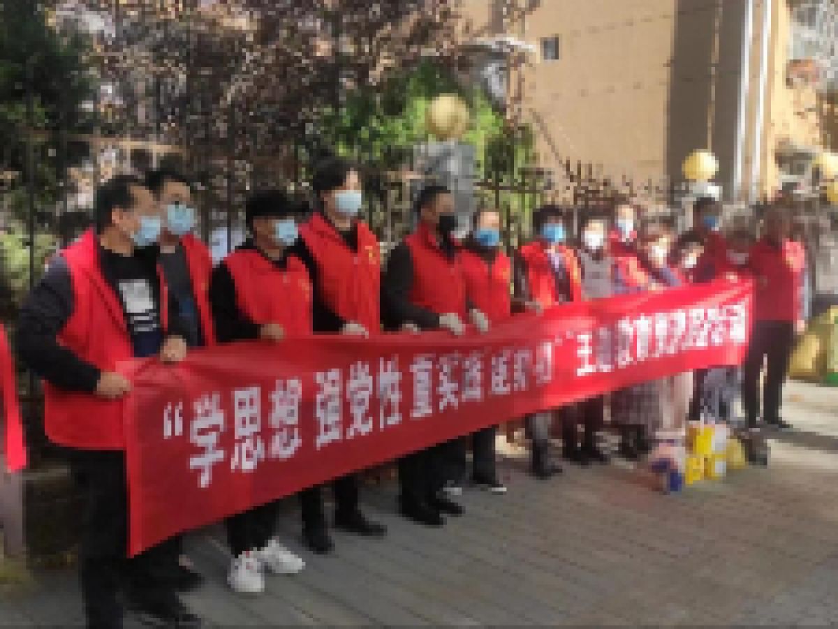 以学促干践行推动主题教育走深走实 —公园路社区开展护栏“旧貌”换“新颜”活动