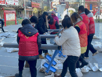 我为群众办实事：民族团结进步广场安装健身器材