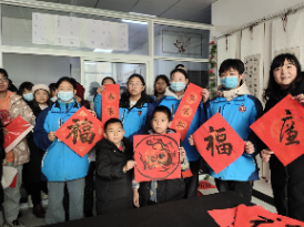 少年挥毫泼墨写春联  环保萌娃送福迎新春