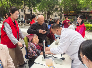 和谐路社区“爱心义诊义剪进社区 贴心服务暖民心”公益服务活动