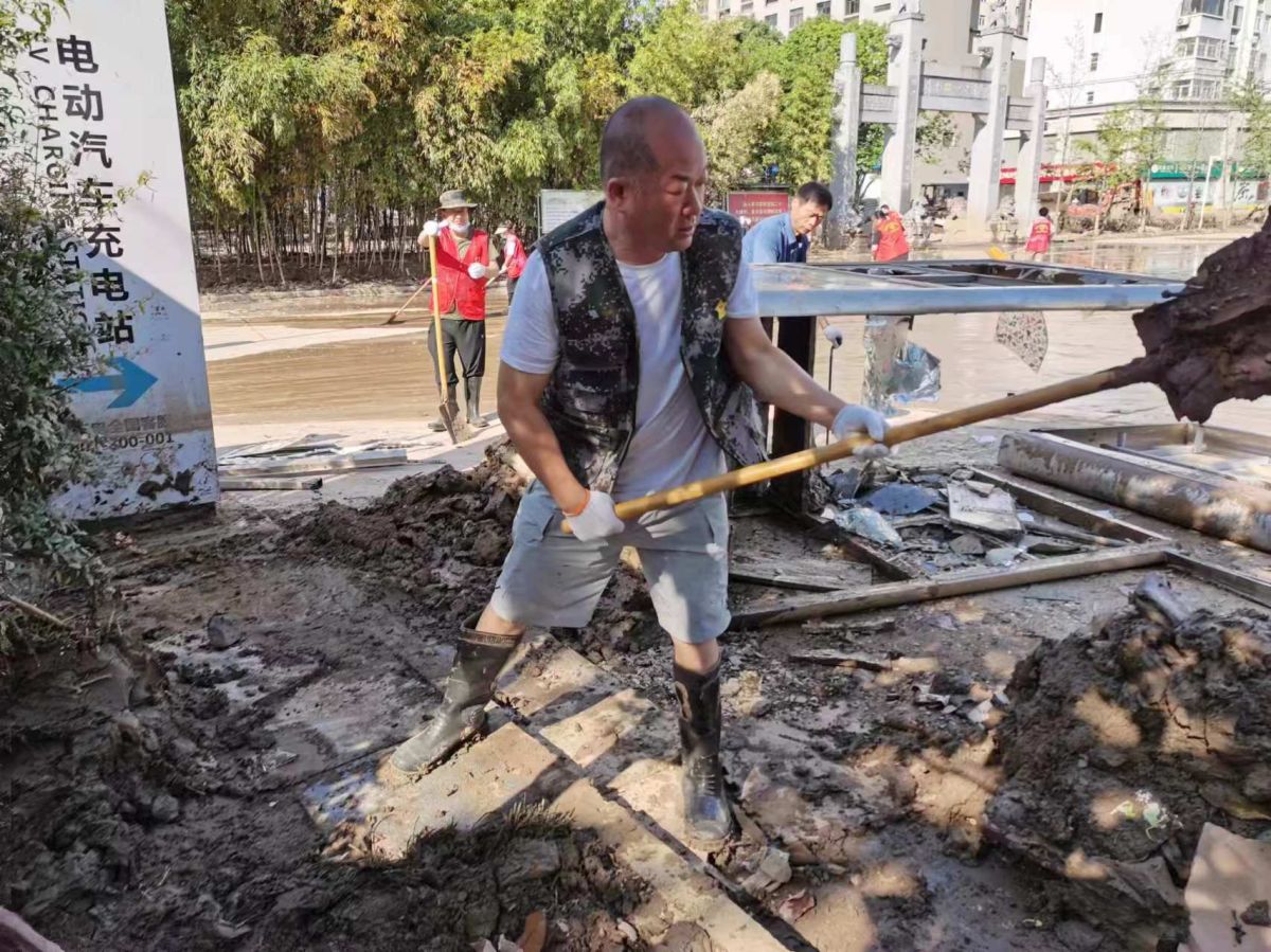 不忘初心耀党徽  向险而行显担当