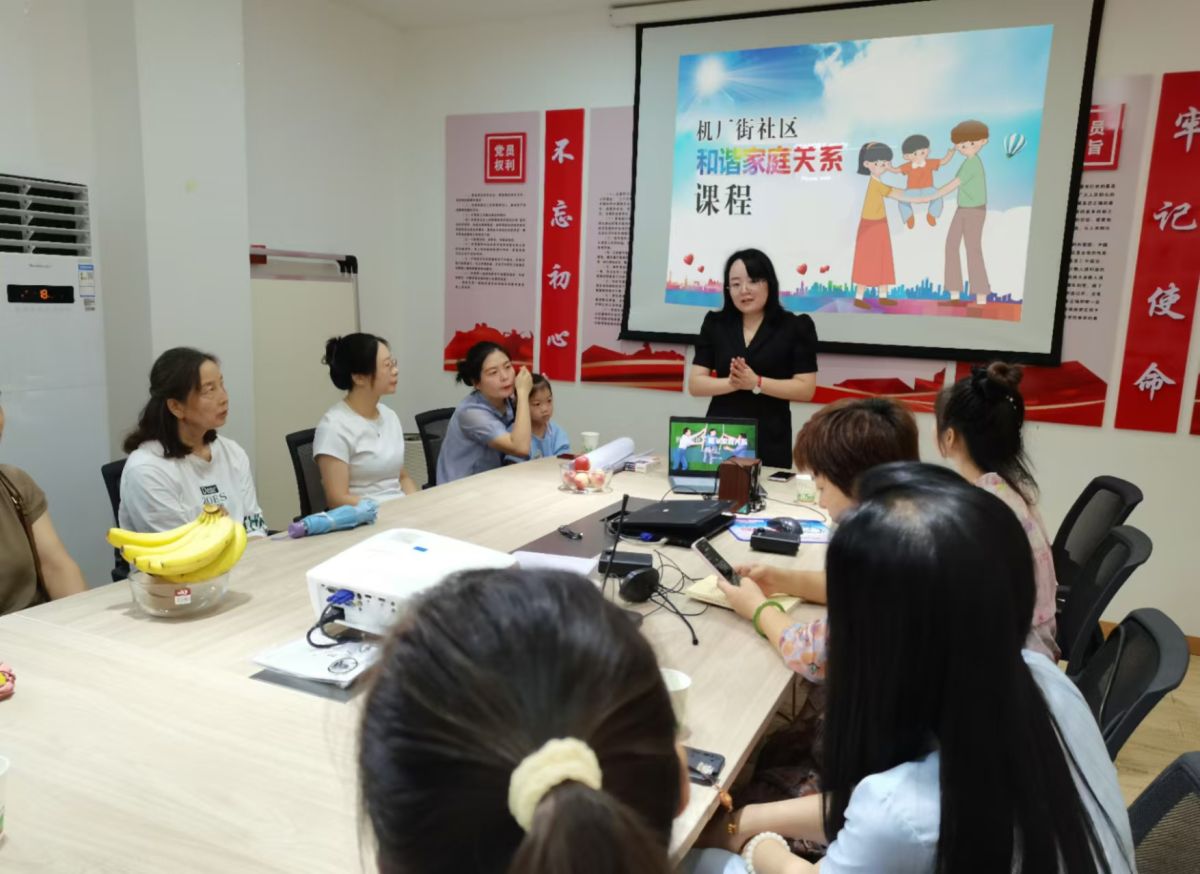 【幸福型社区】“花艺暖人心 浓情聚社区”七夕主题活动