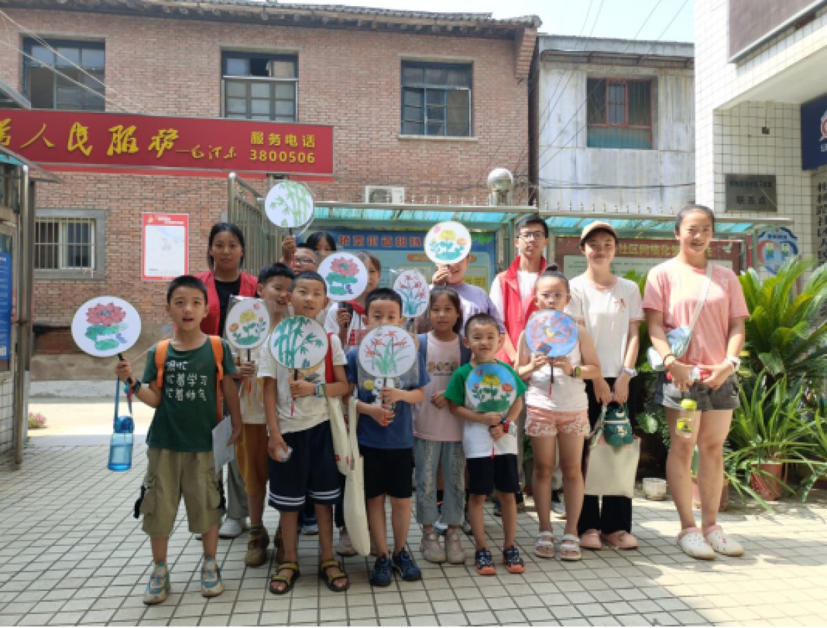 巧手绘团扇 文化润童心