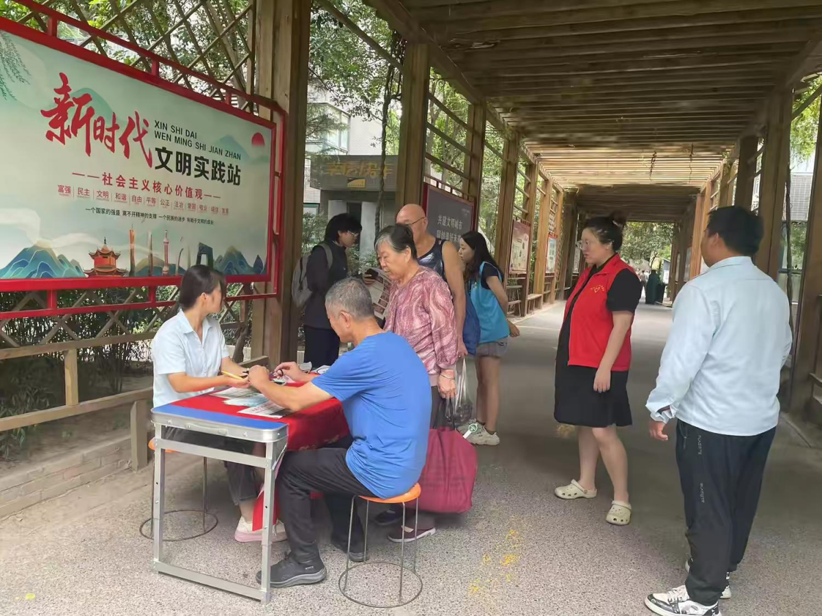 “关爱老人视力，共建和谐社区” 高山流水社区携手陕西广播电视报为老人免费验光配镜