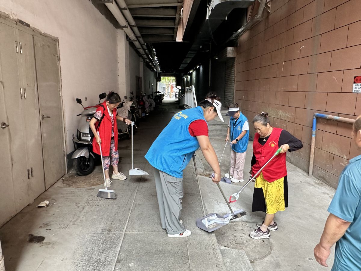 整洁环境迎中秋 干干净净庆国庆