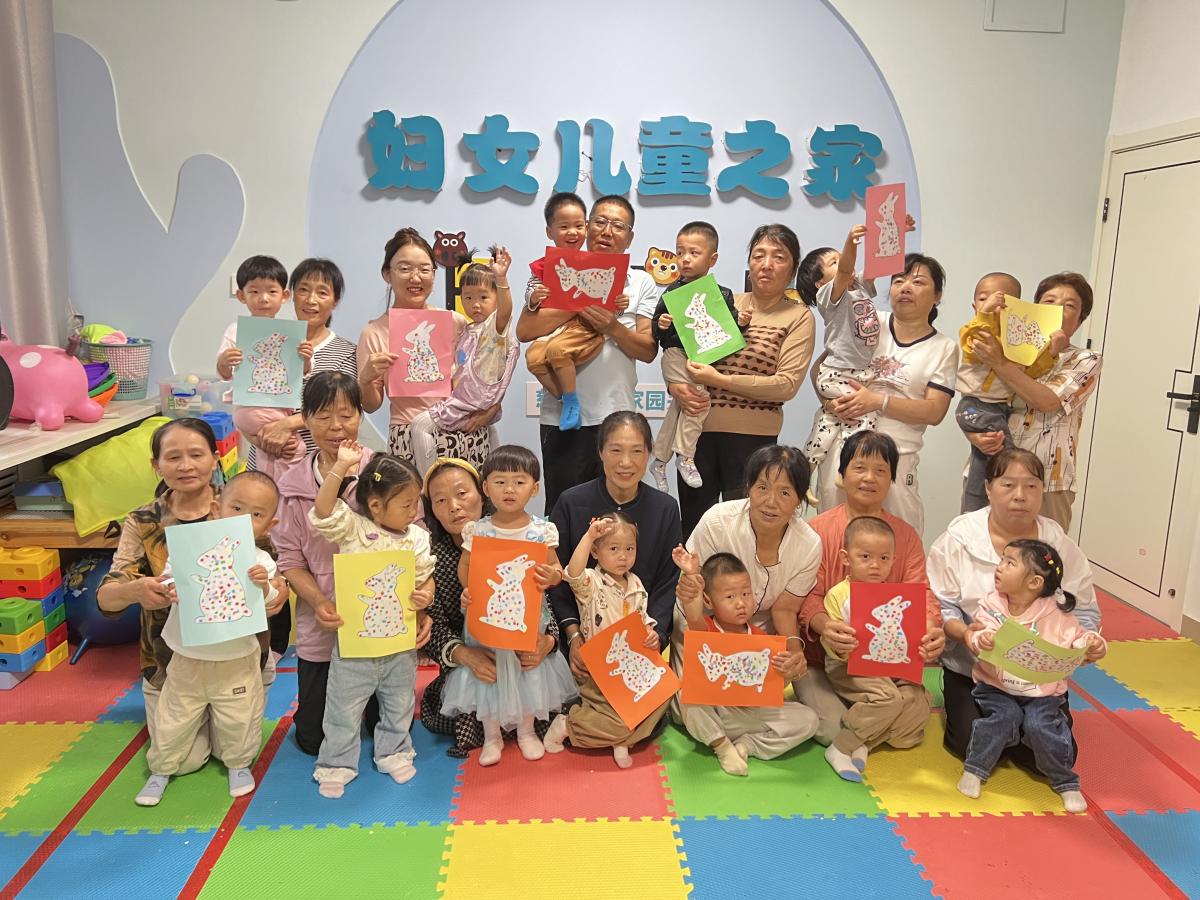 英达路社区开展“玉兔穿新衣”中秋亲子活动