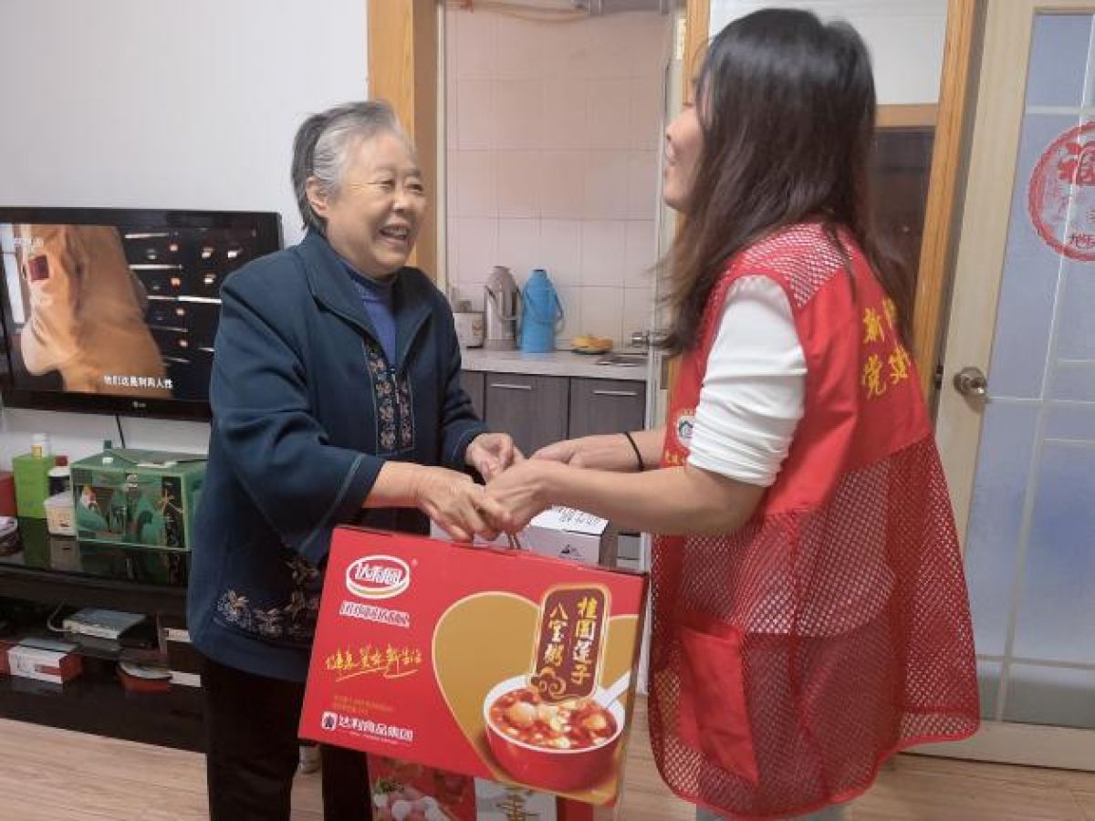 丹桂飘香重阳至 社区关怀暖悠长
