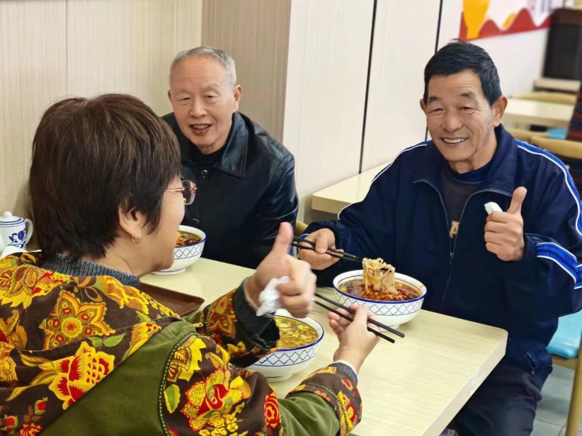 桥南街道英达路社区爱心食堂开业了