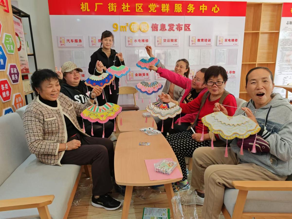 【幸福型社区】“巧媳妇手工课堂-云肩画”手工制作活动