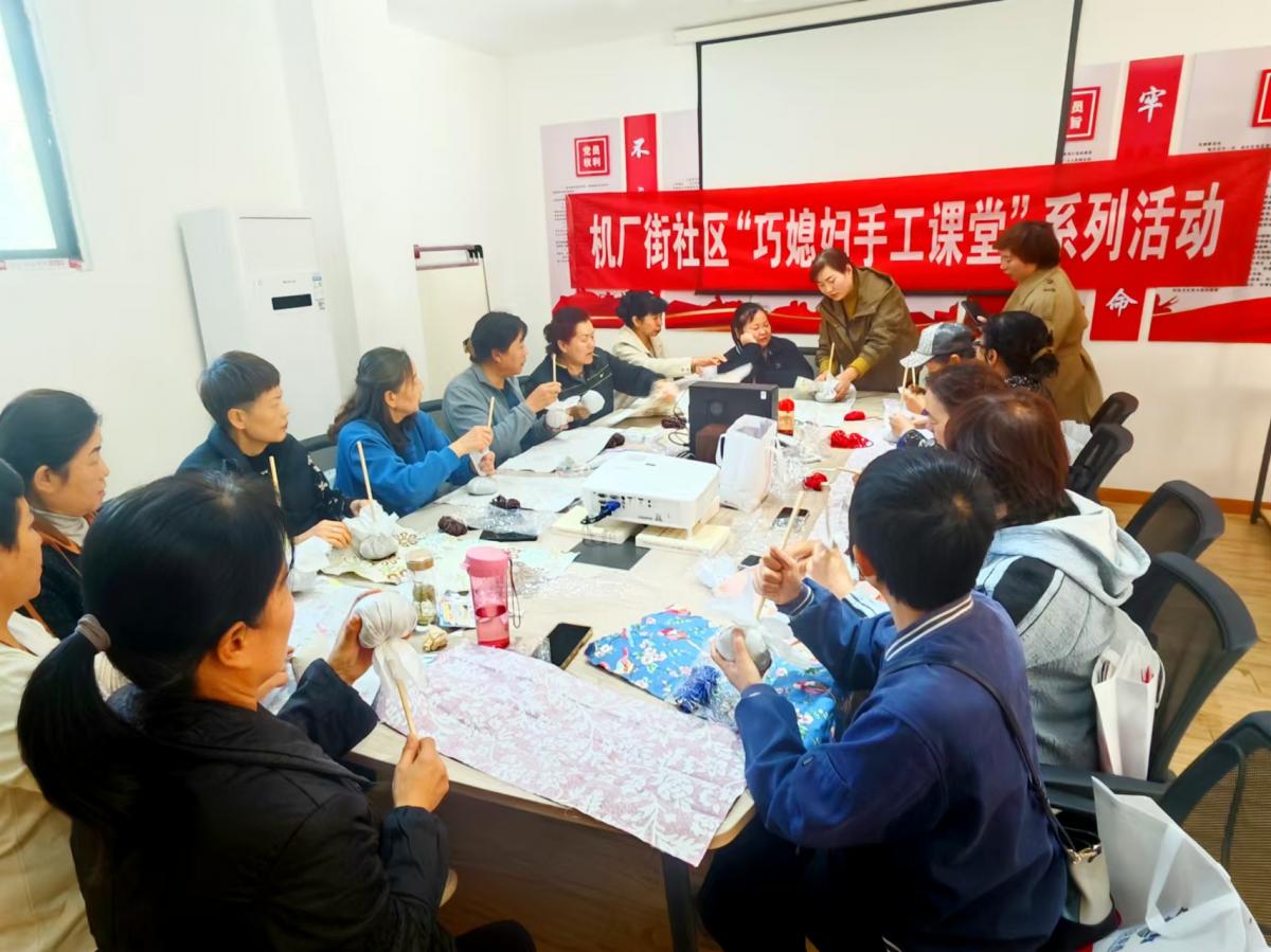 【幸福型社区】巧手制作艾草锤 非遗文化润民心”