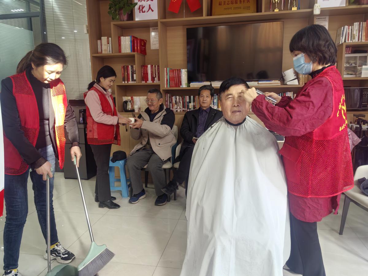 【幸福型社区】和谐路社区开展“冬日暖阳暖人心 一剪秀出幸福花”爱心义剪志愿服务活动