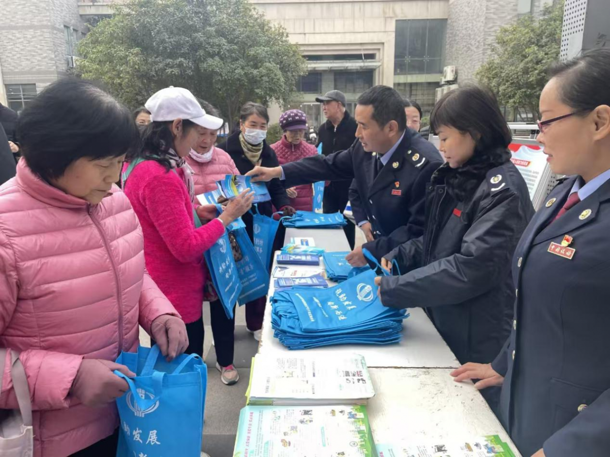 学子路社区开展“法律宣传入人心 健康义诊惠民生”宪法日主题活动