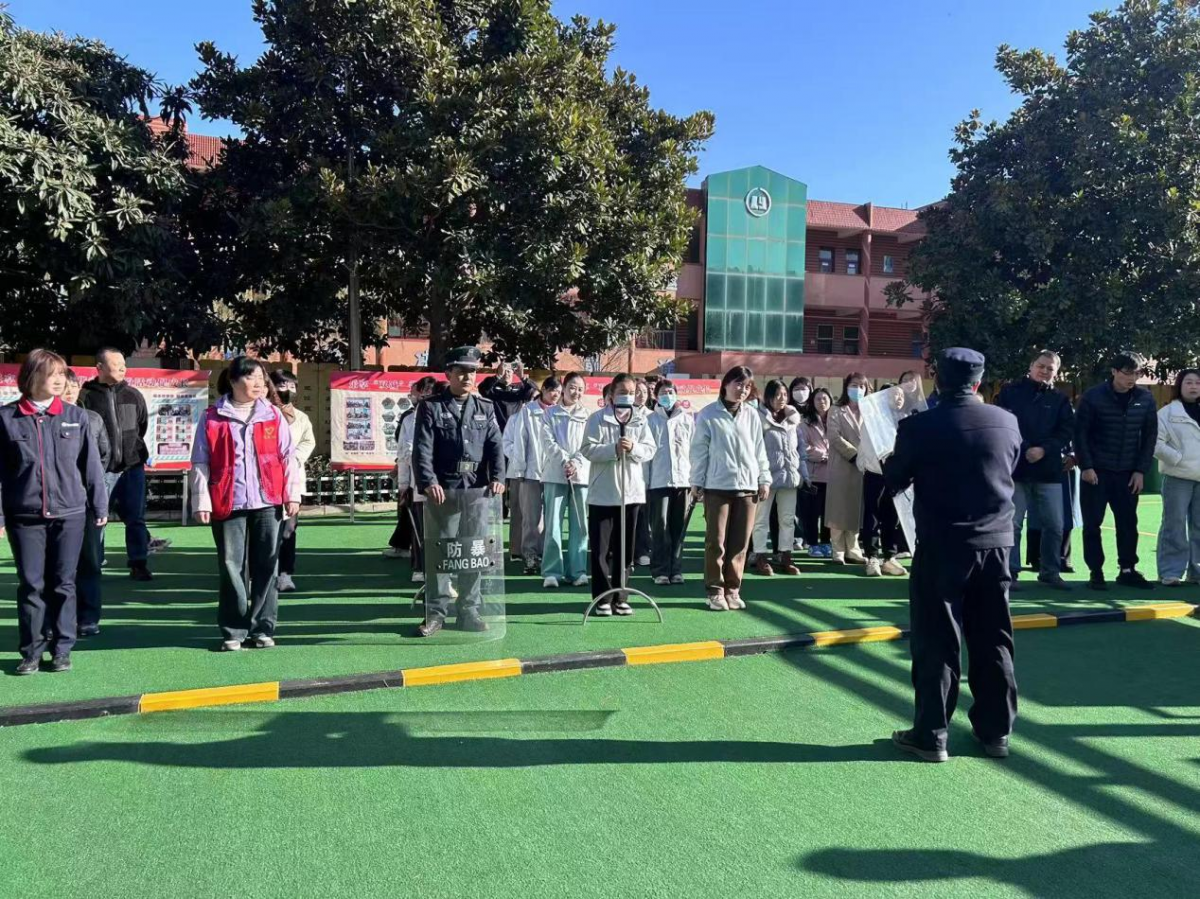 清姜街道凌云社区 “以练筑防” 开展校园反恐防暴应急演练