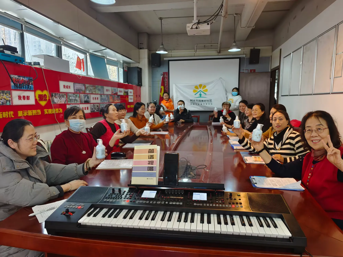 暖冬之礼，爱在指尖 ——高山流水社区与嘉会养老为合唱团学员送温暖