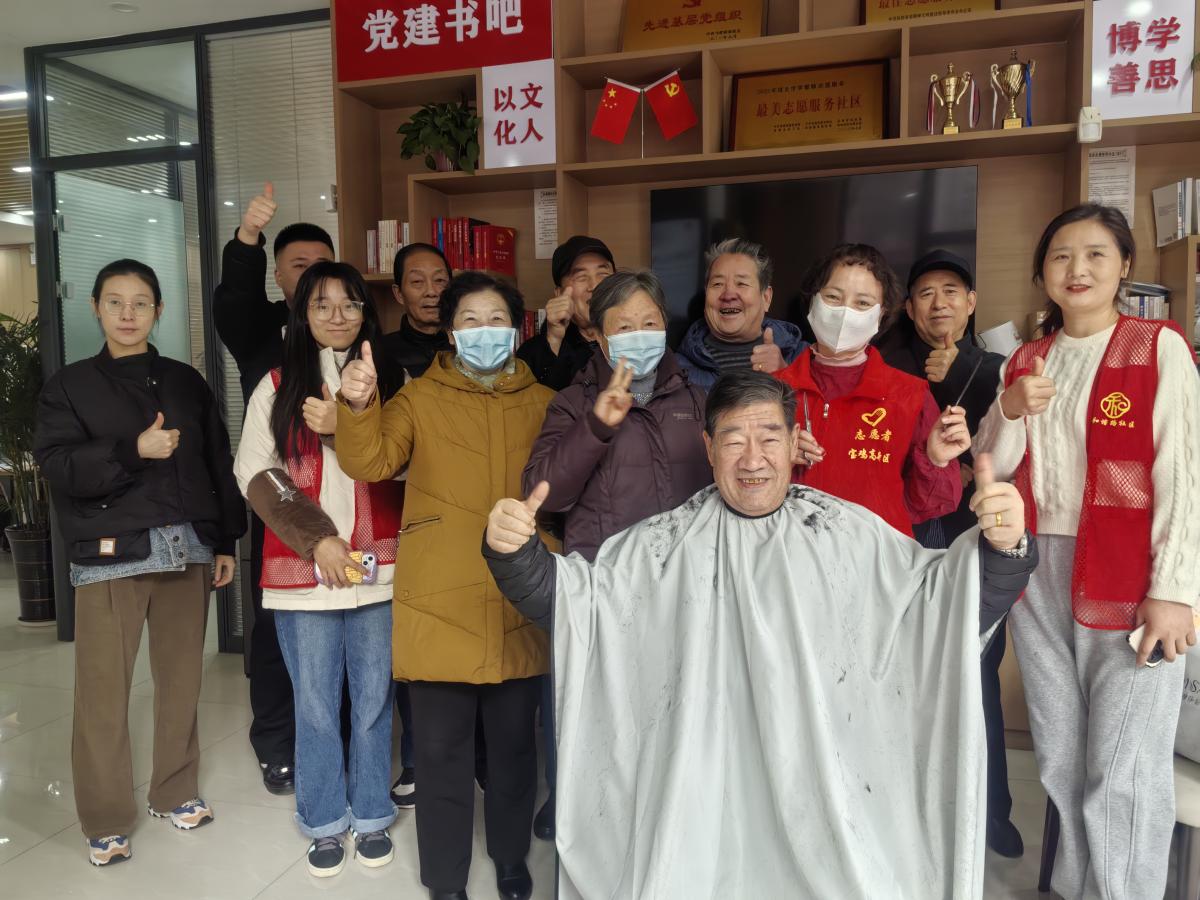 【幸福型社区】——和谐路社区开展“冬日指尖爱心满 情暖桑榆夕阳红”志愿服务活动