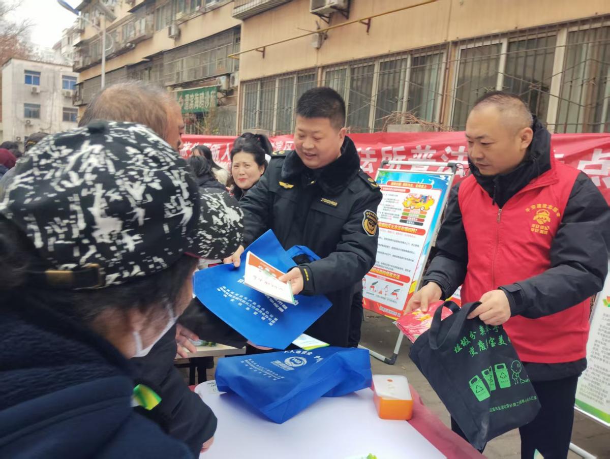 学雷锋”撞上“分类行”-丽园路社区“3·5学雷锋日”开展垃圾分类宣传活动