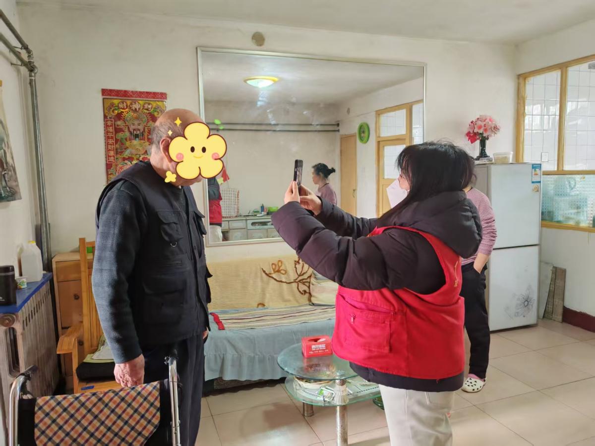 【幸福型社区】上门年审“零距离” 暖心服务送到家
