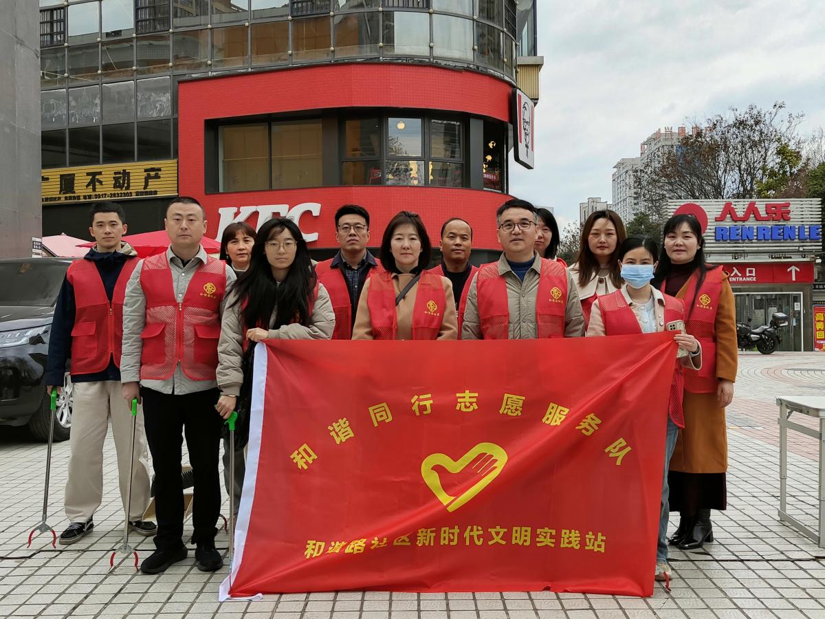 【新时代文明实践站】 党徽闪耀，家园焕彩——“双报到”党员助力社区环境整治