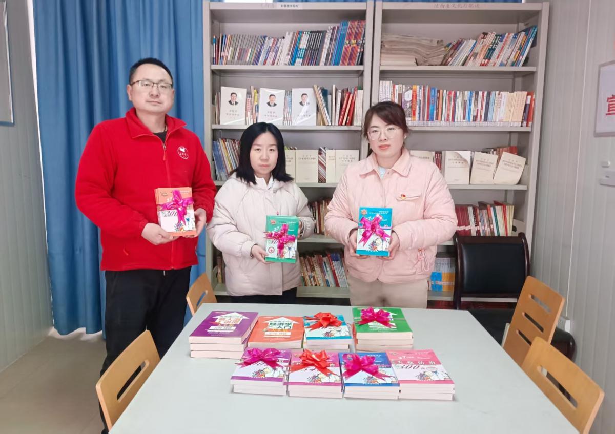 图书捐赠进社区 传递书香惠民生