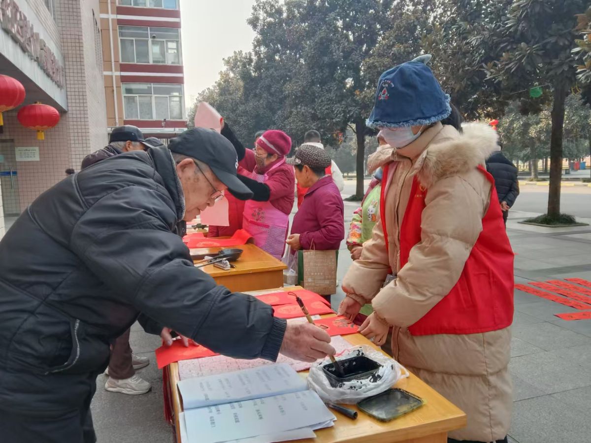 新年迎新岁 春联送暖来