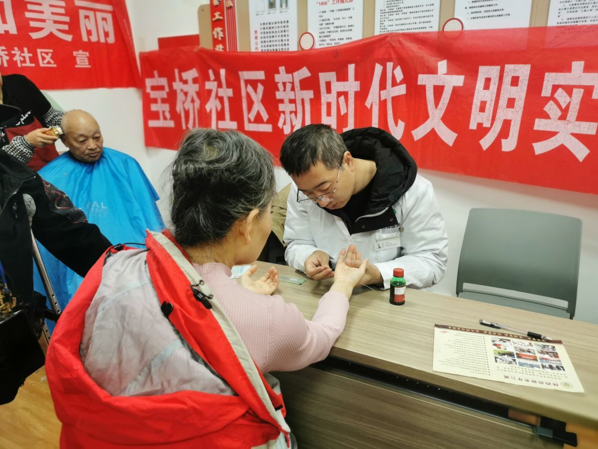 “便民服务进社区 义诊活动暖人心”志愿服务